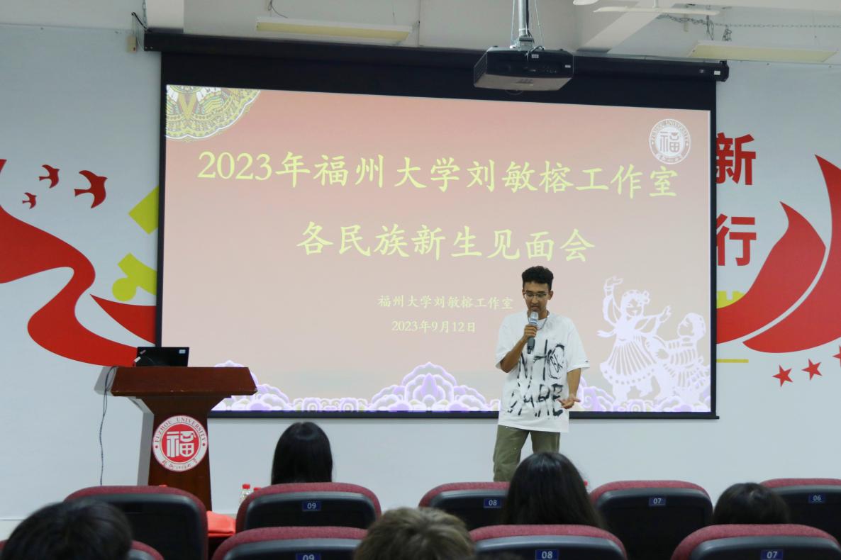 文娱部成员迪力夏提·尼扎吉演唱歌曲