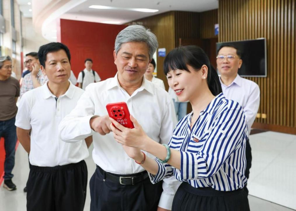 林林馆长在给省政协副主席、民盟福建省委会主委阮诗玮介绍陈吉书法展的建设思路和意义