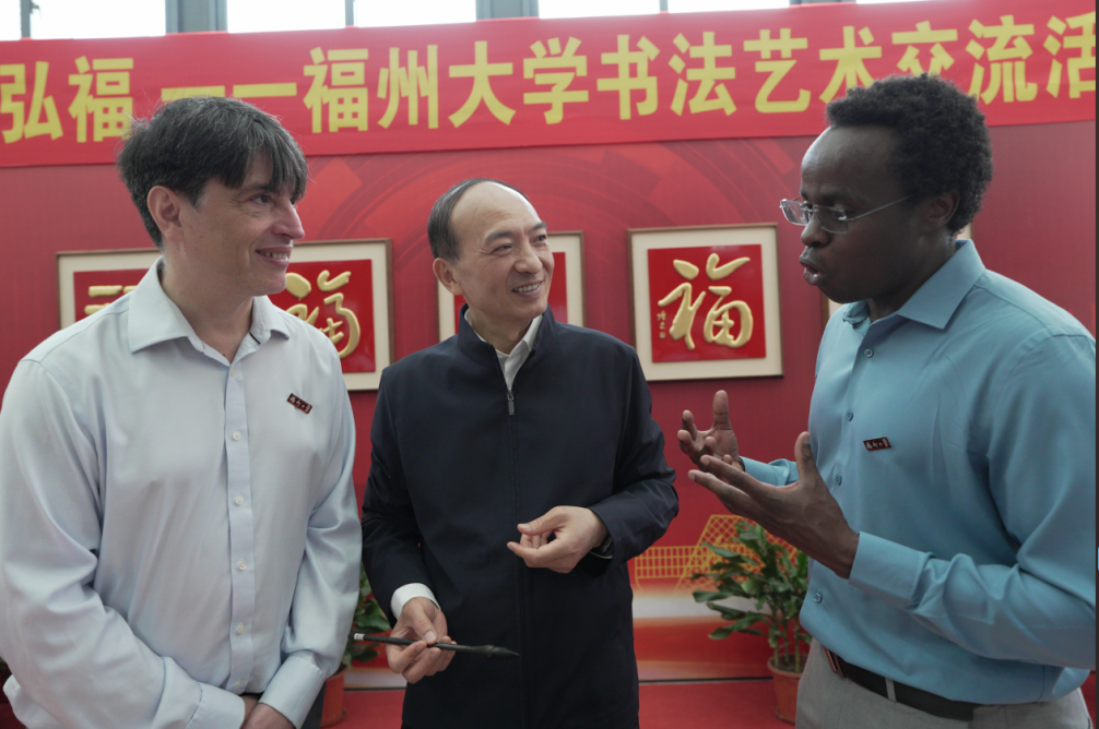 与外籍教师交流