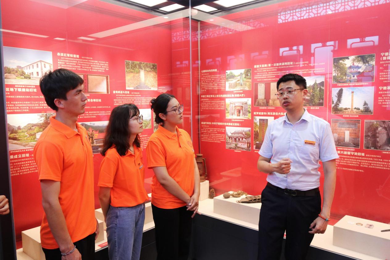 实践队队员们正在聆听讲解员讲解