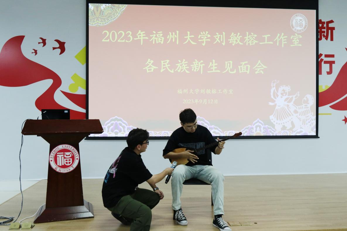 文娱部成员叶里多斯·加那布勒为大家弹奏冬不拉