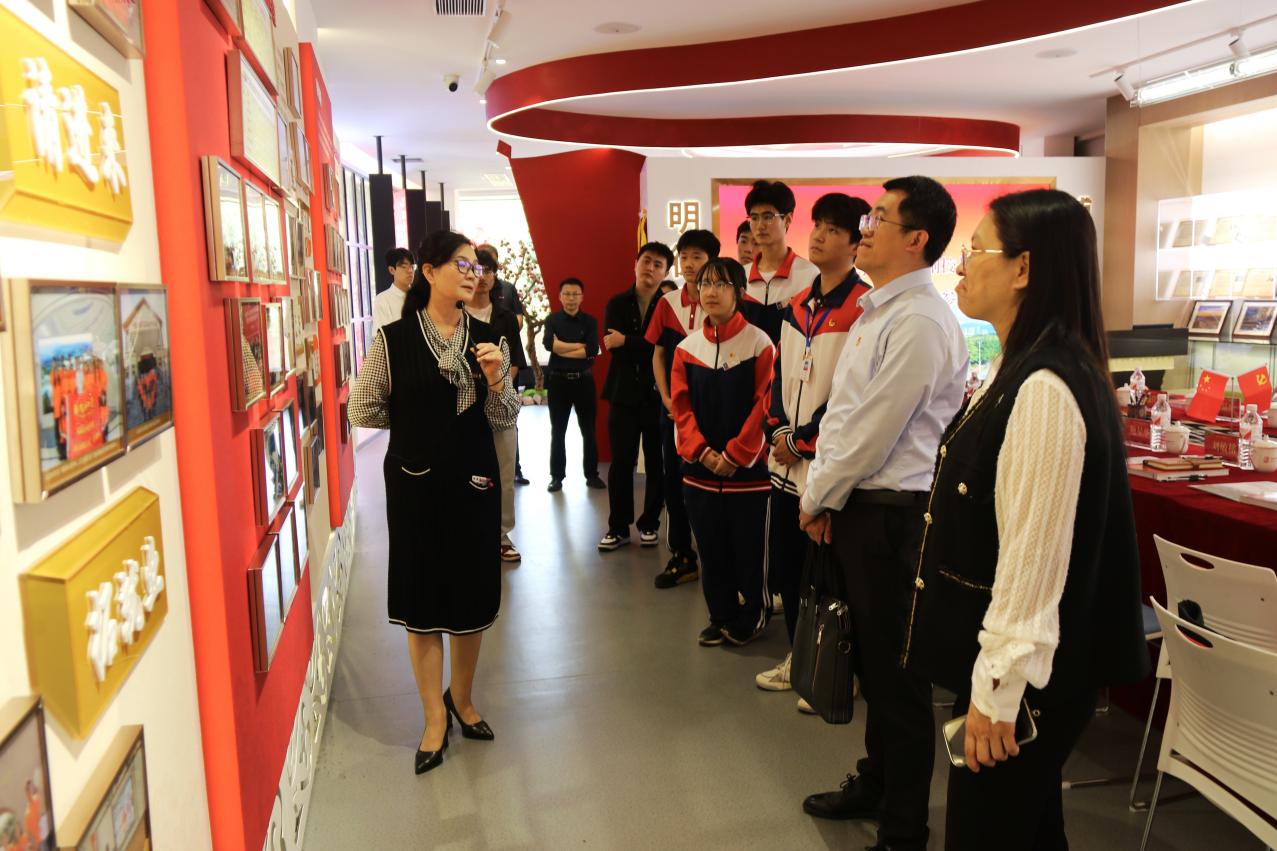 福建省邮电学校陈副校长一行参观福建省民族学生教育管理服务研究基地