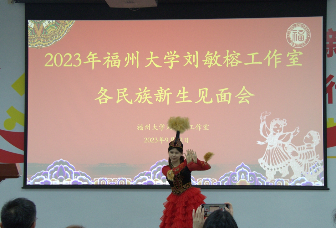 文娱部部长热依扎·阿仁表演舞蹈《黑走马》